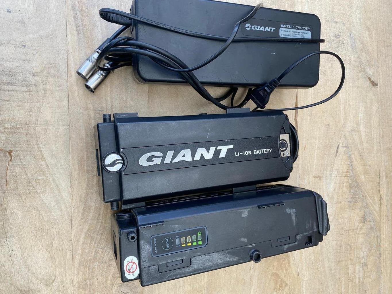 Giant  accu set van 2 met oplader accu 36 volt 5 Piin, Fietsen en Brommers, Zo goed als nieuw