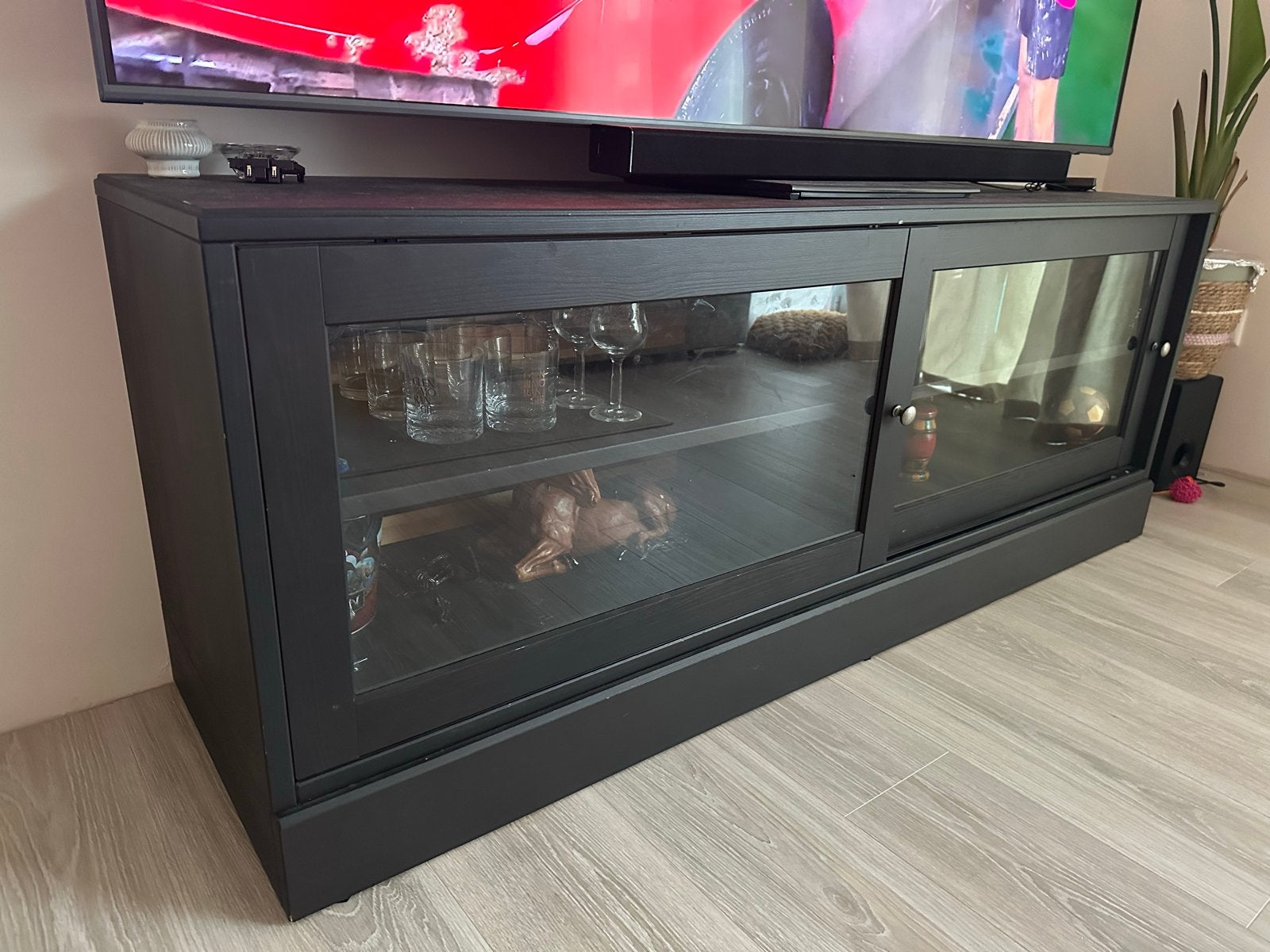 Zwart TV meubel met glazen schuifdeuren, Ophalen, 150 tot 200 cm, Zo goed als nieuw, Minder dan 100 cm