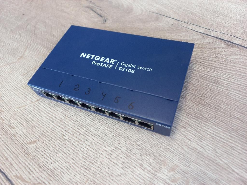 Netgear GS108V4 Gigabit Ethernet Switch, Computers en Software, Netwerk switches, Ophalen of Verzenden, Gebruikt