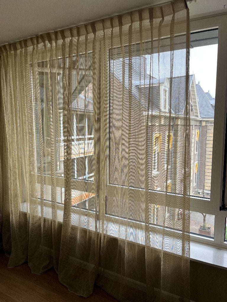 2 banen goudkleurige gordijnen vlinderplooi 261 x 496 cm, Ophalen of Verzenden, Zo goed als nieuw, Inbetween gordijn