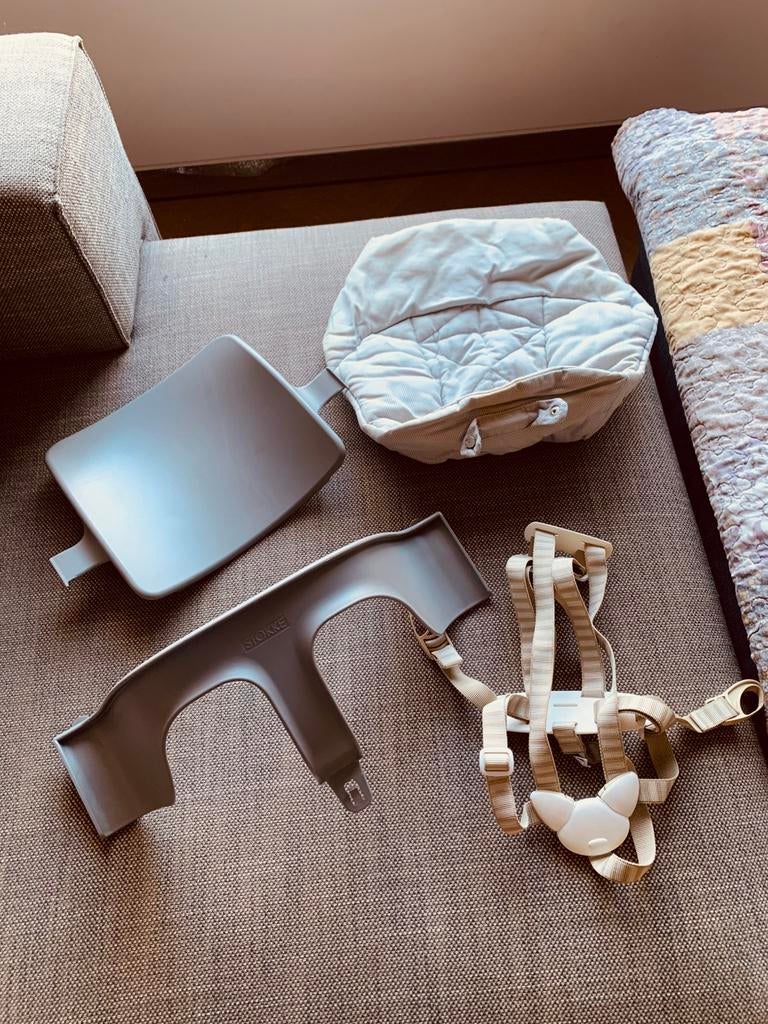 Stokke trip trapp babyset, hoes, tafelblad en tuigje, Ophalen, Gebruikt, Meegroeistoel, Gordel(s)