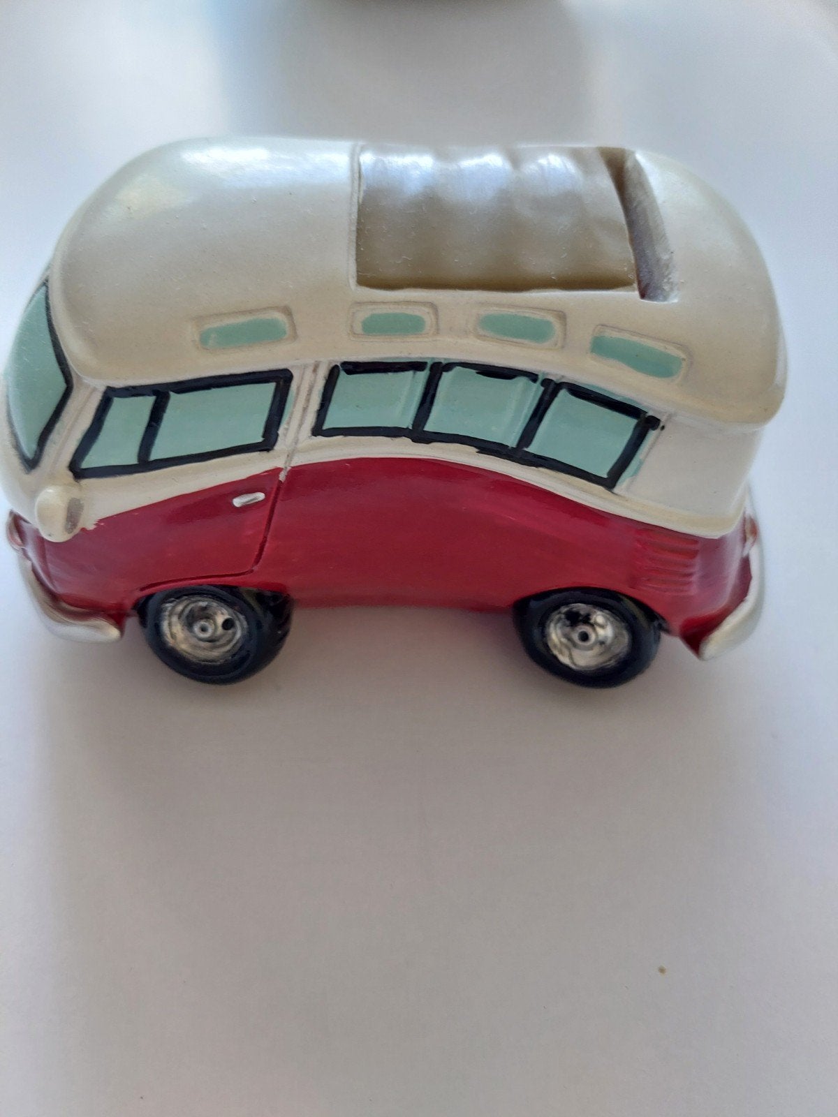 Spaarpotje in de vorm van een Volkswagen busje, Ophalen of Verzenden, Zo goed als nieuw, Steen, Aardewerk of Keramiek, Vervoermiddel