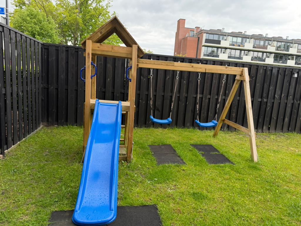 Mooie glijbaan en schommels voor kinderen, Kinderen en Baby's, Speelgoed | Buiten | Speeltoestellen, Ophalen of Verzenden, Zo goed als nieuw
