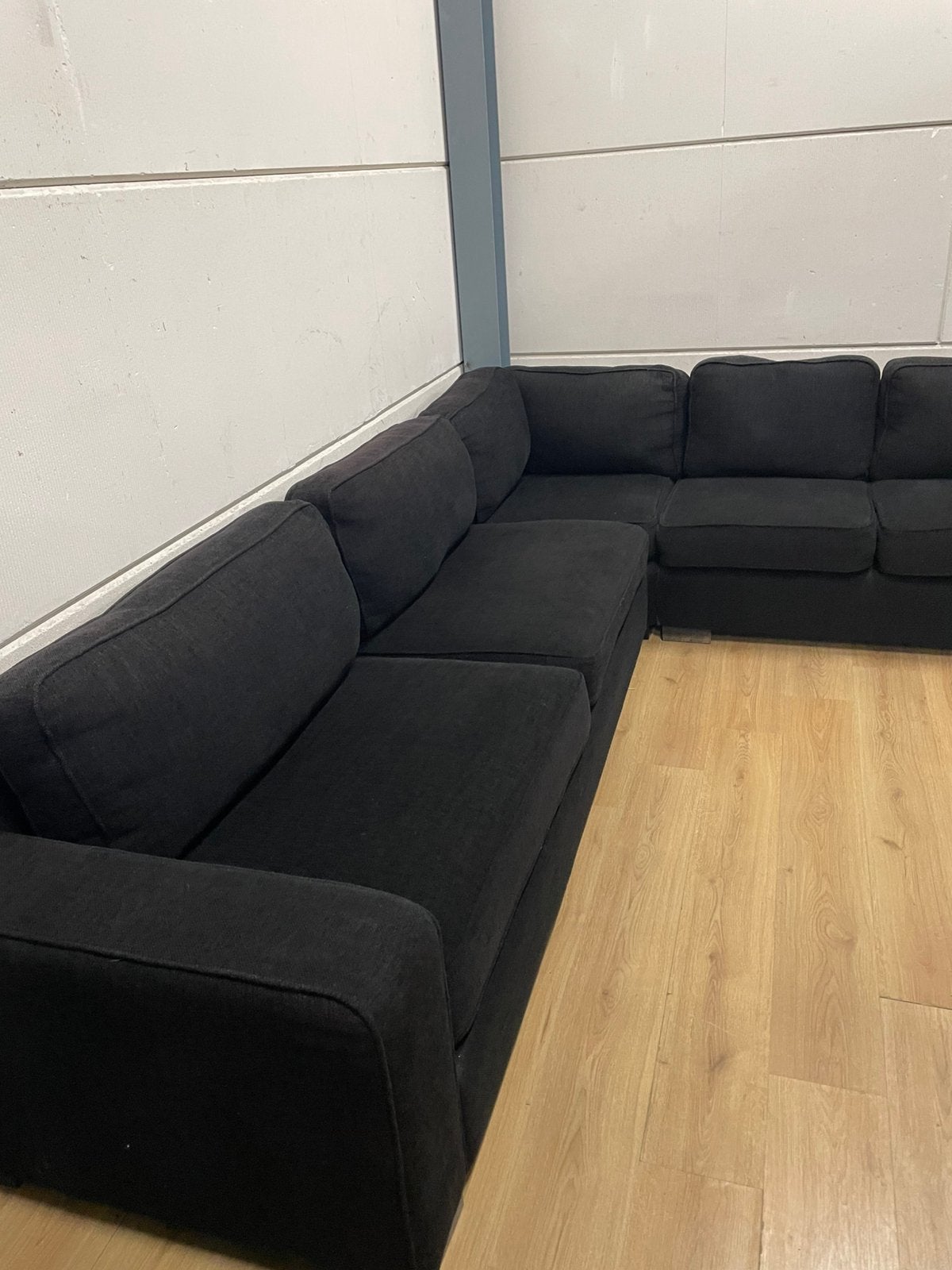 Foto 2 van Mooie luxe moderne grote zwarte hoekbank - GEREINIGD!!!