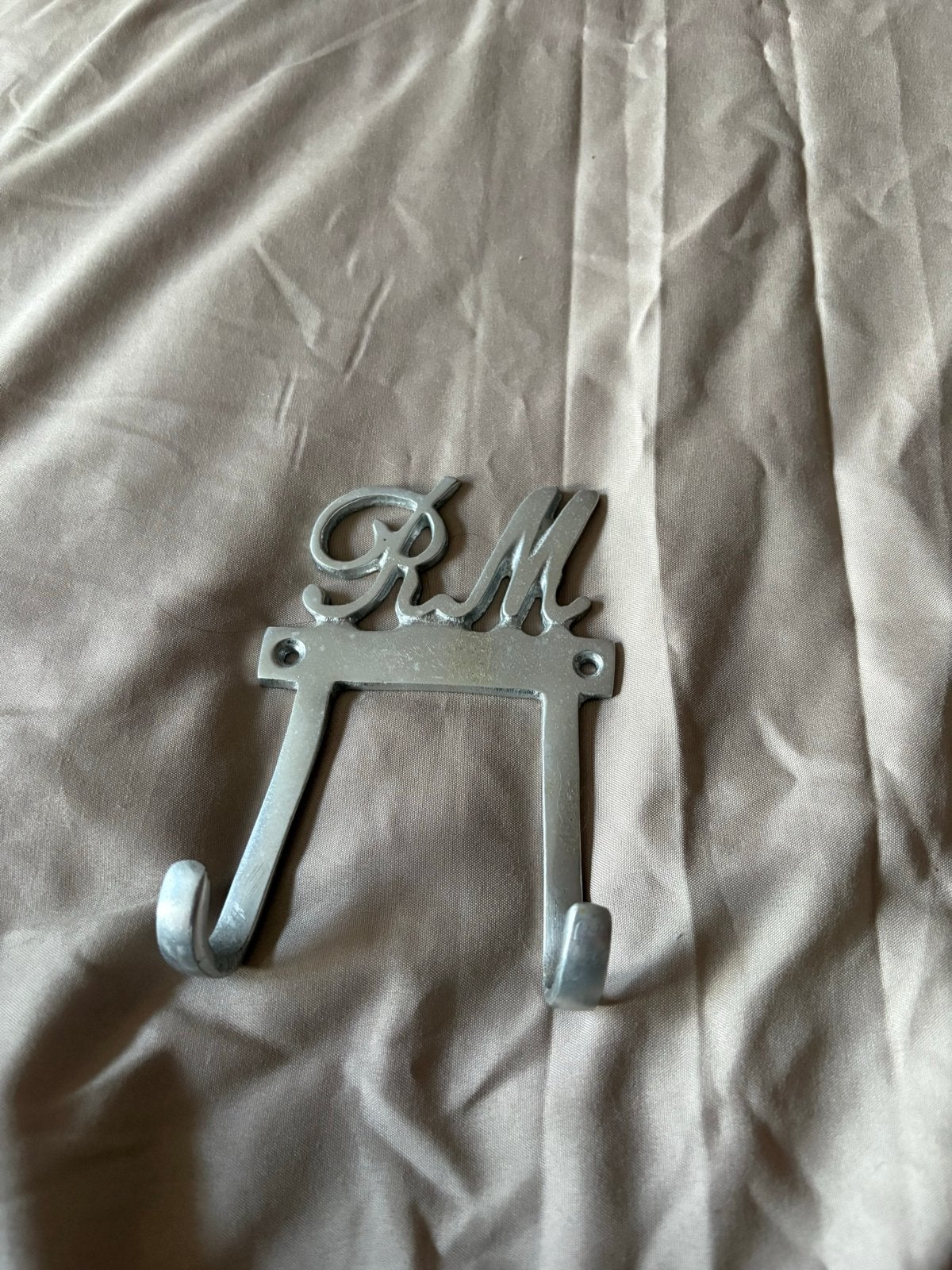 Metalen wandhaak met initialen "RM", Ophalen, Gebruikt, Wandhaken, Minder dan 100 cm