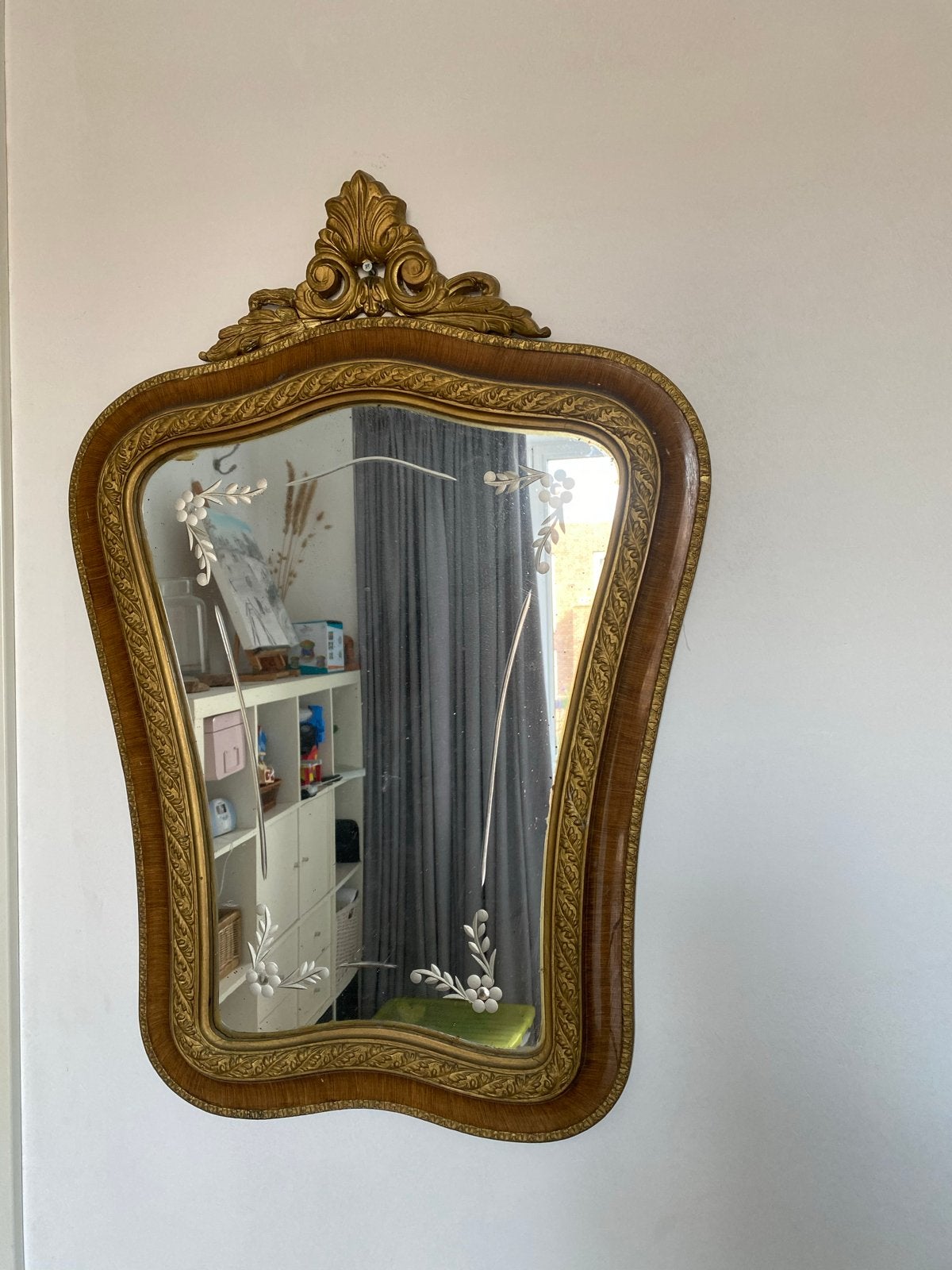Antieke Spaanse spiegel met houtsnijwerk en zandstraal glas, Antiek en Kunst, Ophalen, Overige vormen, 50 tot 100 cm, Minder dan 100 cm