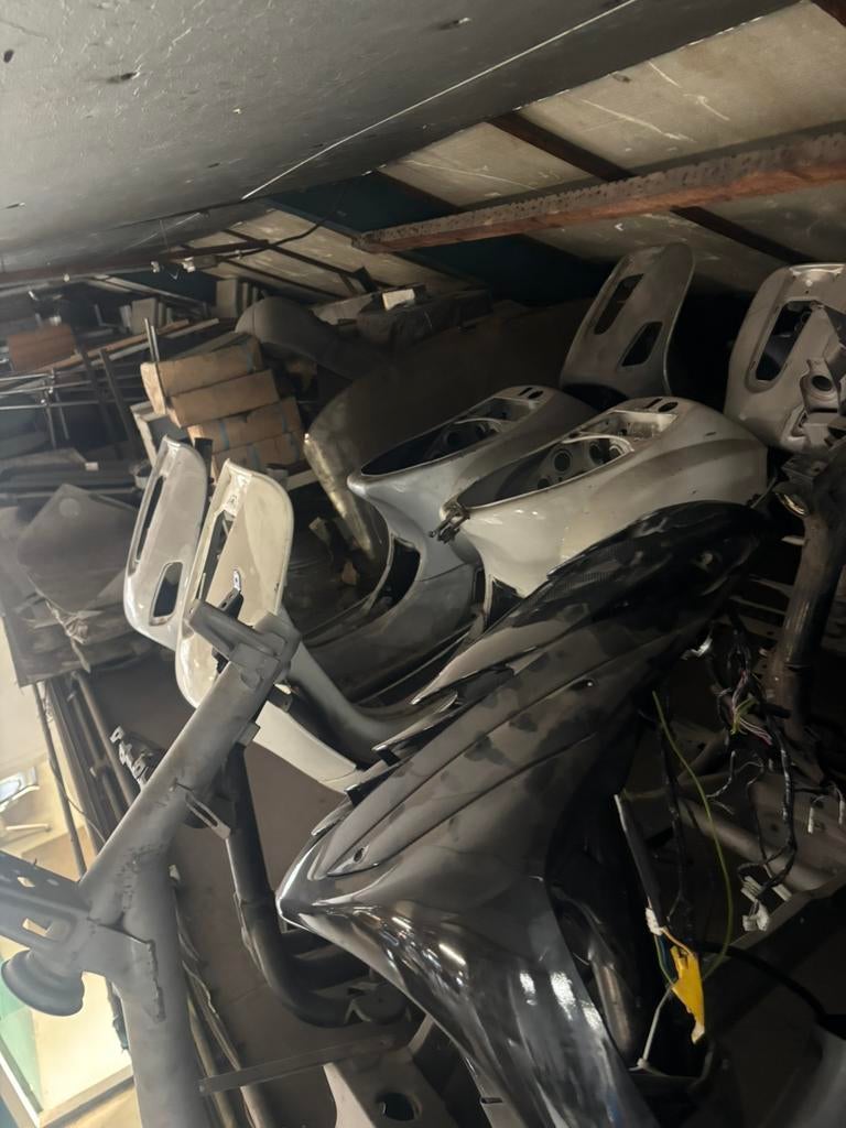 Complete verzameling piaggio vespa aerox beta gilera, Fietsen en Brommers, Ophalen, Zo goed als nieuw, Frame, Vespa
