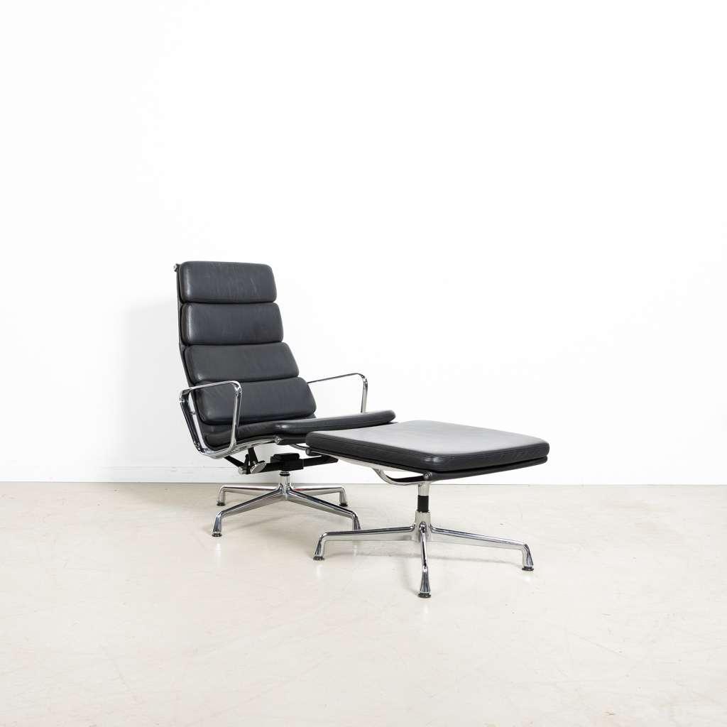 2x Vitra Eames EA222 Fauteuil Zwart Leer + Hocker