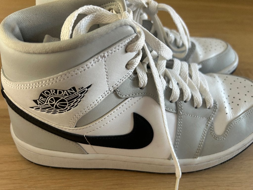 Sneakers: WMNS Air Jordan 1 Mid / Grey Fog / Black White, Kleding | Dames, Nike Air Jordan, Wit, Ophalen of Verzenden, Sneakers of Gympen