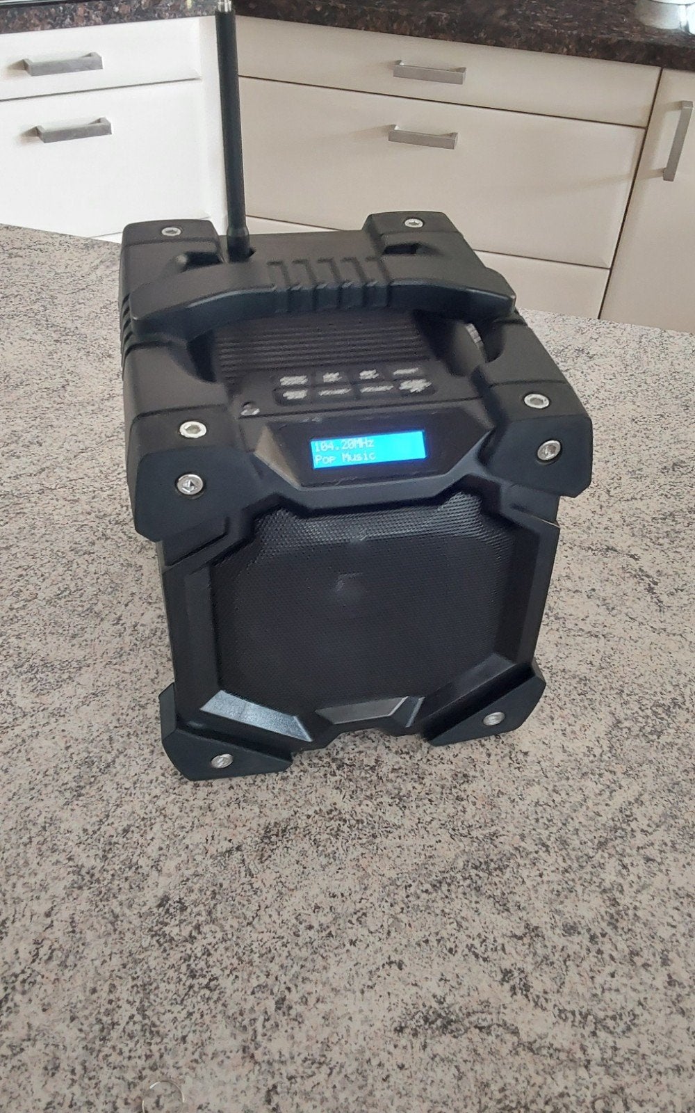 Robuuste bouwradio met Bluetooth en oplader, Ophalen, Gebruikt, Bouwradio