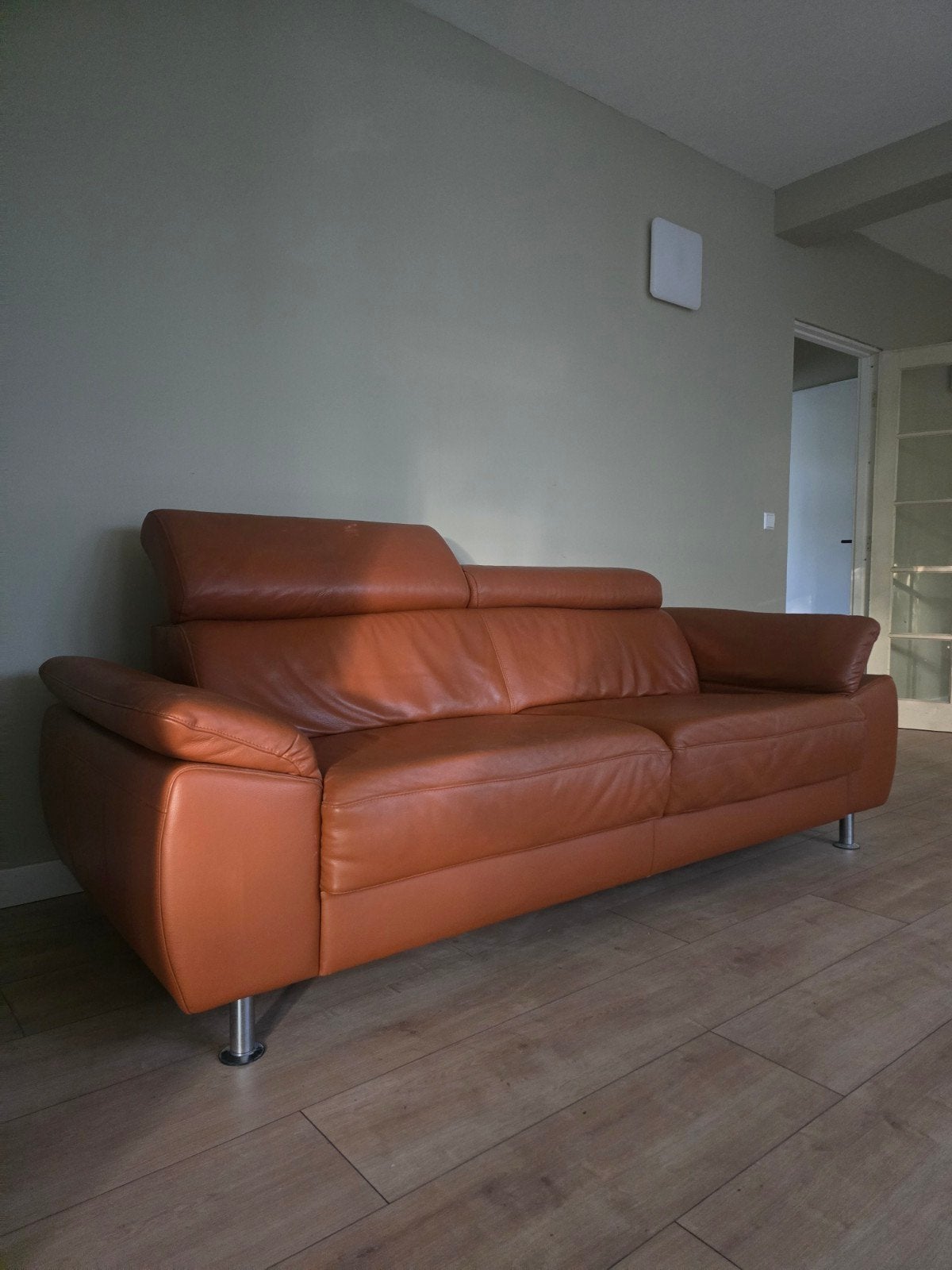 In.house cognac lederen 2,5 zits bank, Huis en Inrichting, Ophalen, Gebruikt, Tweepersoons, Rechte bank
