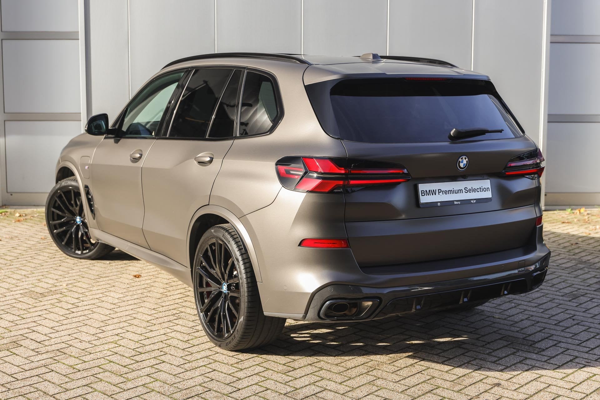 BMW X5 xDrive50e M Sport Automaat / Panoramadak / Parking As, Dealer onderhouden, Gebruikt, 2395 kg, Met garantie (alle)