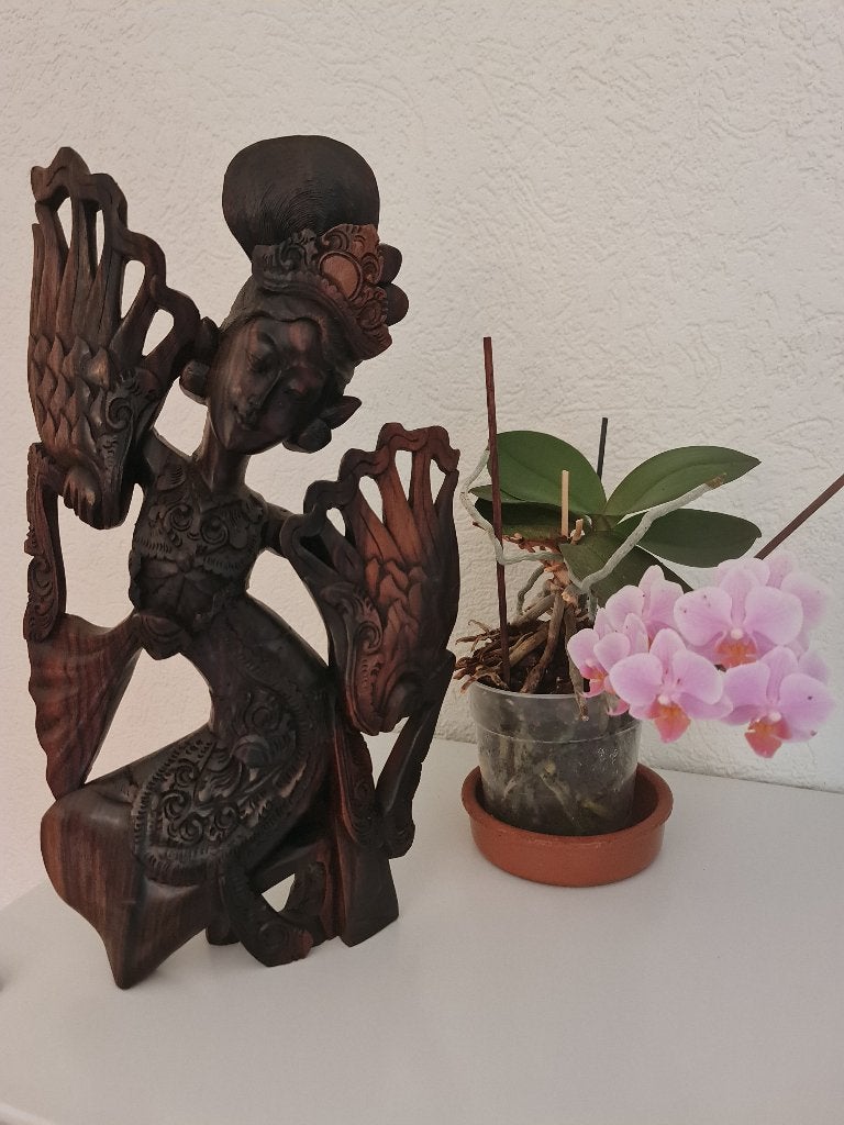 Prachtig handgesneden houten beeld van een Balinese danseres, Antiek en Kunst, Kunst | Beelden en Houtsnijwerken, Ophalen of Verzenden