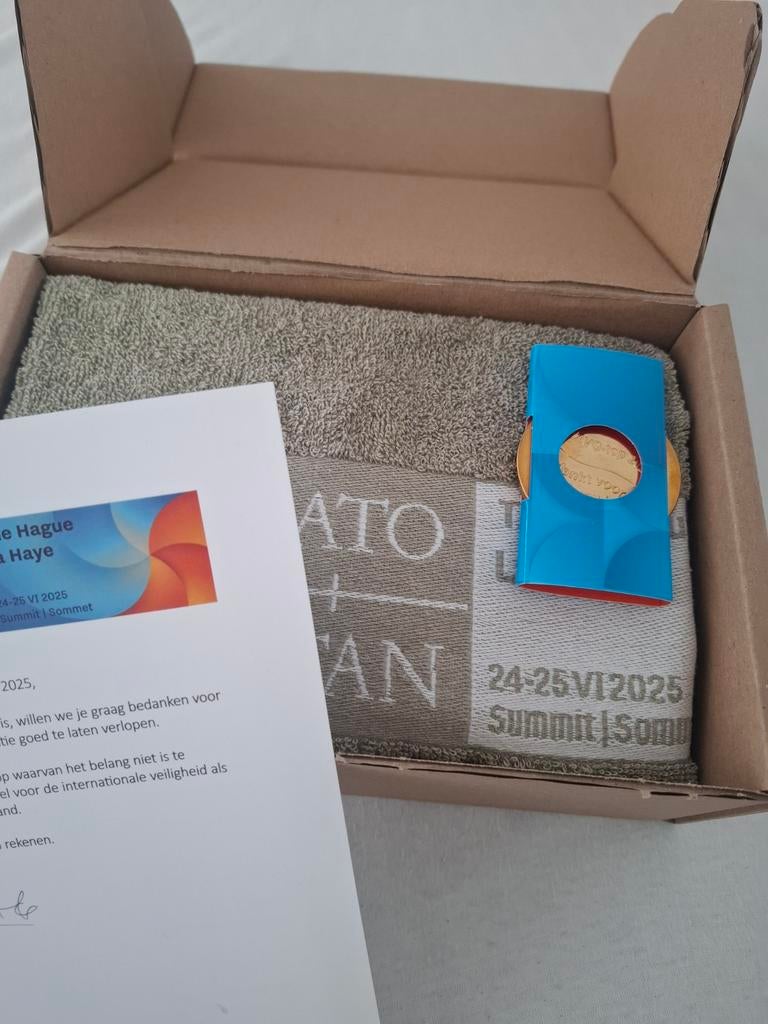 NATO Summit 2025 Souvenir Set: Handdoek, Medaille, Brief, Ophalen of Verzenden, Nieuw