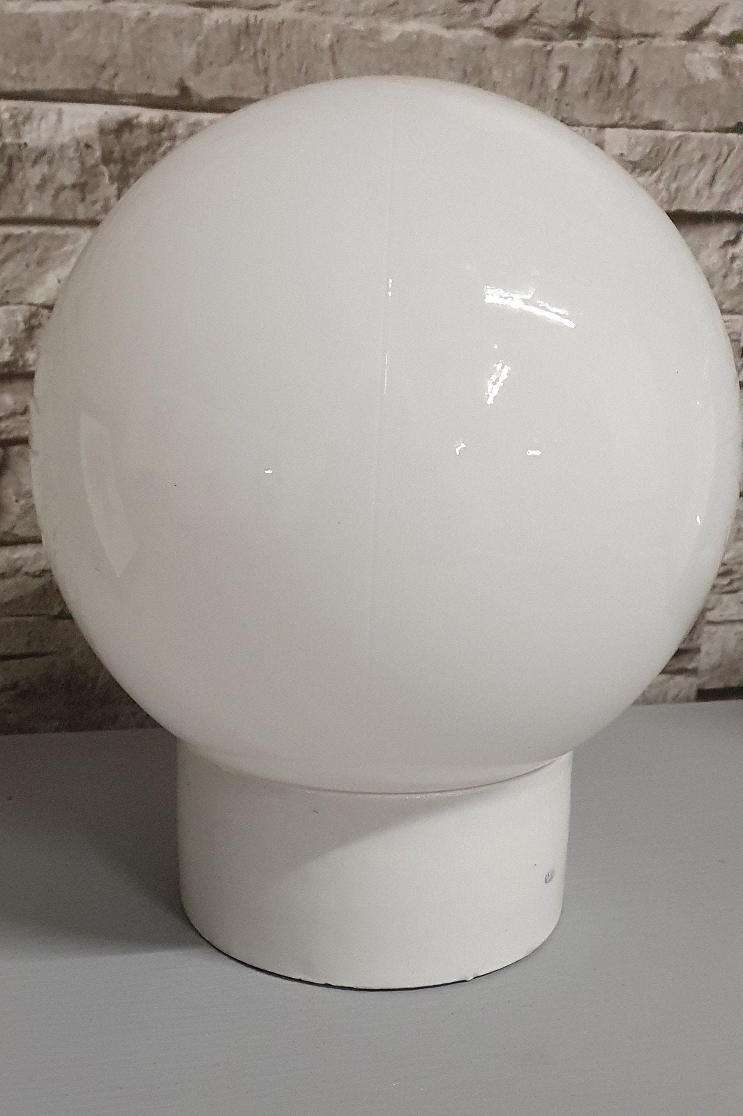 Een vintage plafonnière van glas met porseleinen schroefrand, Ophalen of Verzenden, Glas