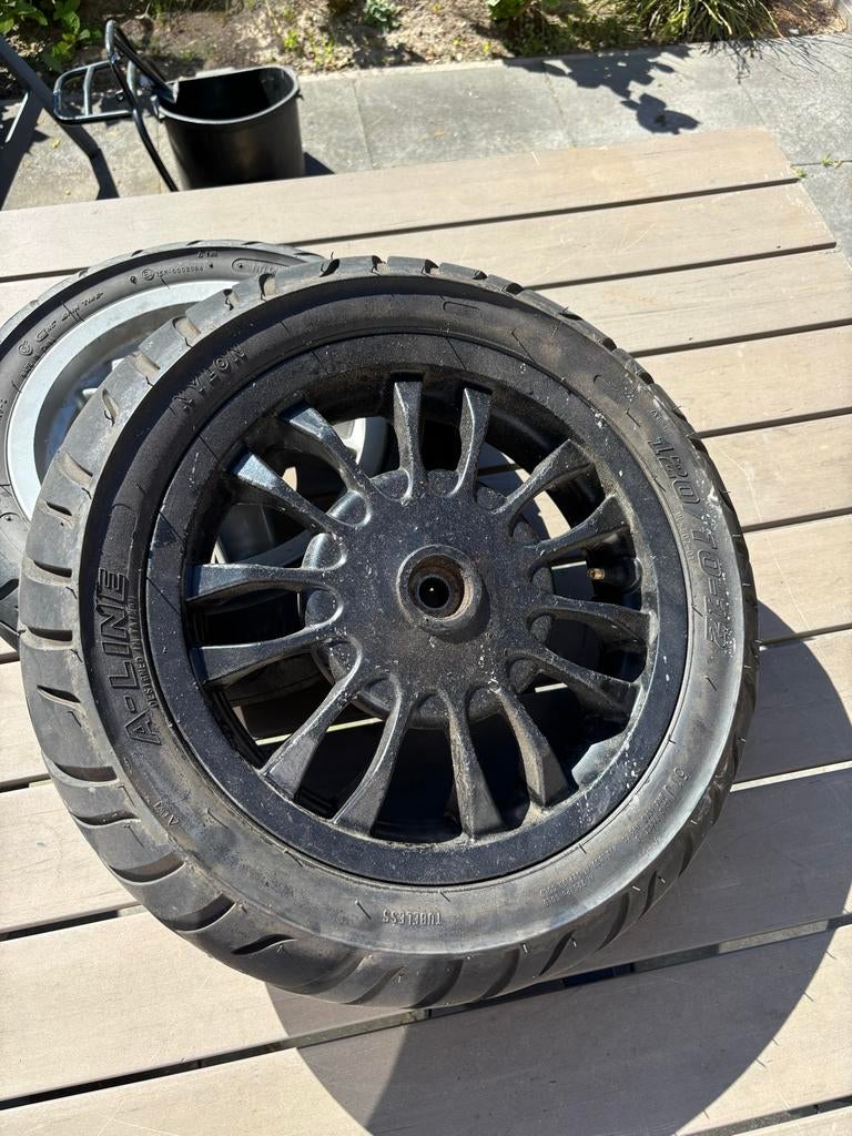 Vespa sprint achterwiel, 12 inch., Fietsen en Brommers, Brommeronderdelen | Scooters, Ophalen, Gebruikt, Overige typen, Overige merken