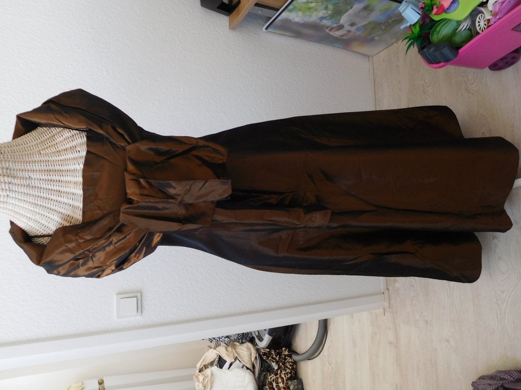 NIEUW bronskleurige galajurk met sjaal maat 34, Galajurk, Overige kleuren, Nieuw, Ophalen of Verzenden