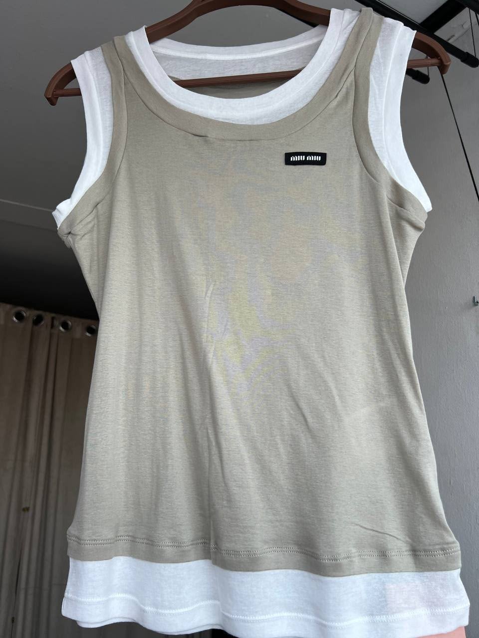 Miu Mi.u mouwloze top, beige  maat M, Kleding | Dames, Tops, Maat 38/40 (M), Miu Miu, Beige, Ophalen of Verzenden