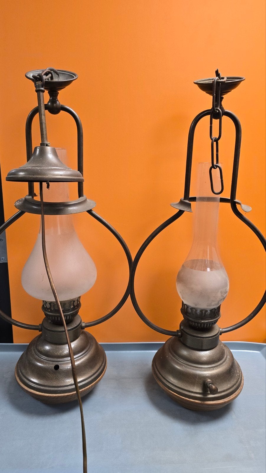 2 antieke olie, petroleum hanglampen, Ophalen