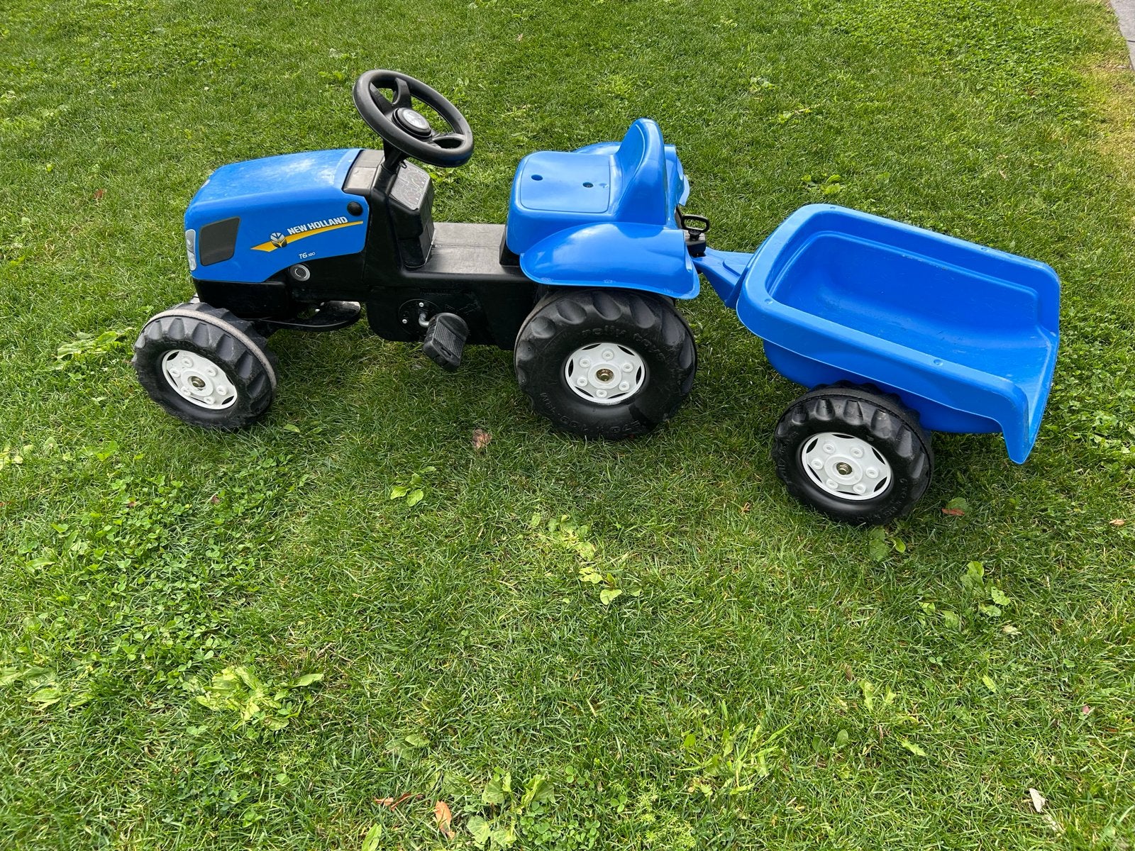 Blauwe traptractor met aanhanger - New Holland, Ophalen, Gebruikt