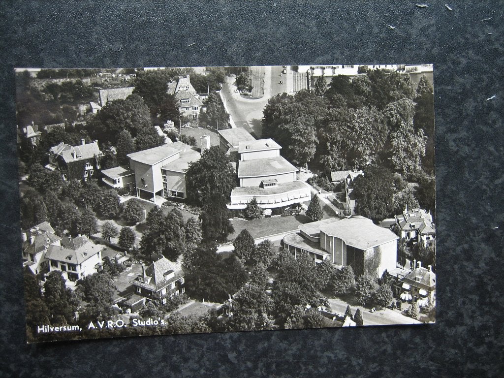 HILVERSUM Luchtopname A.V.R.O. sStudio's speciale zegeltjes, Verzamelen, Ophalen of Verzenden, 1940 tot 1960, Noord-Holland