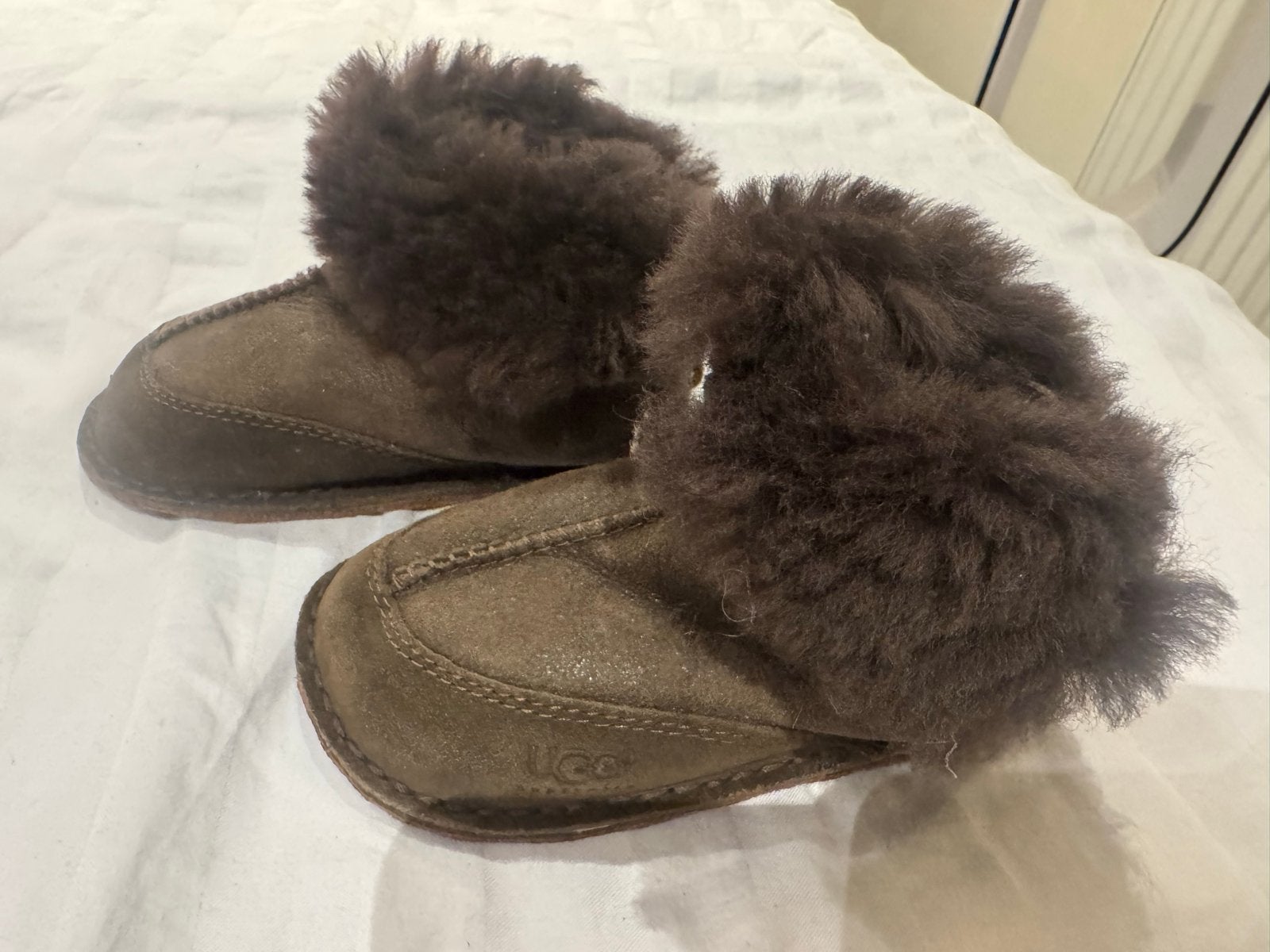UGG babyslofjes bruin maat L, Ophalen of Verzenden, Nieuw, Jongetje of Meisje