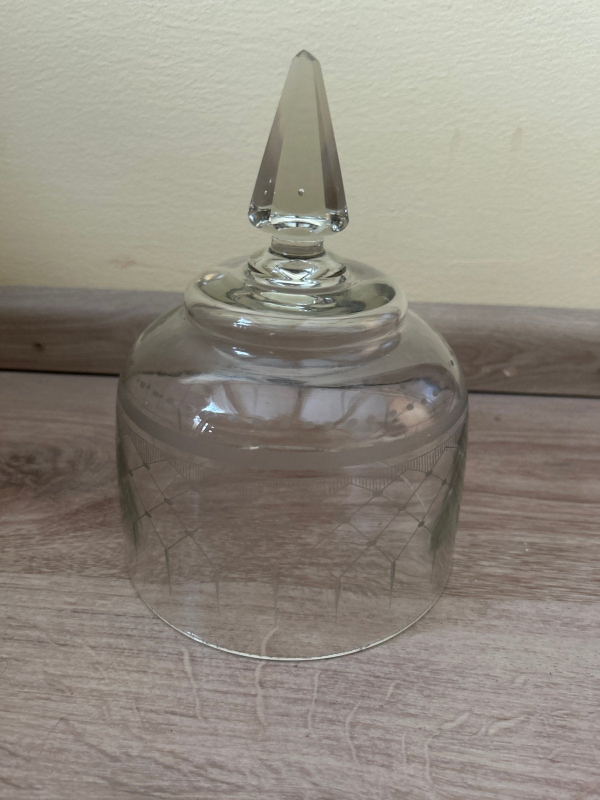 Glazen stolp met puntige knop en gegraveerd patroon, Ophalen