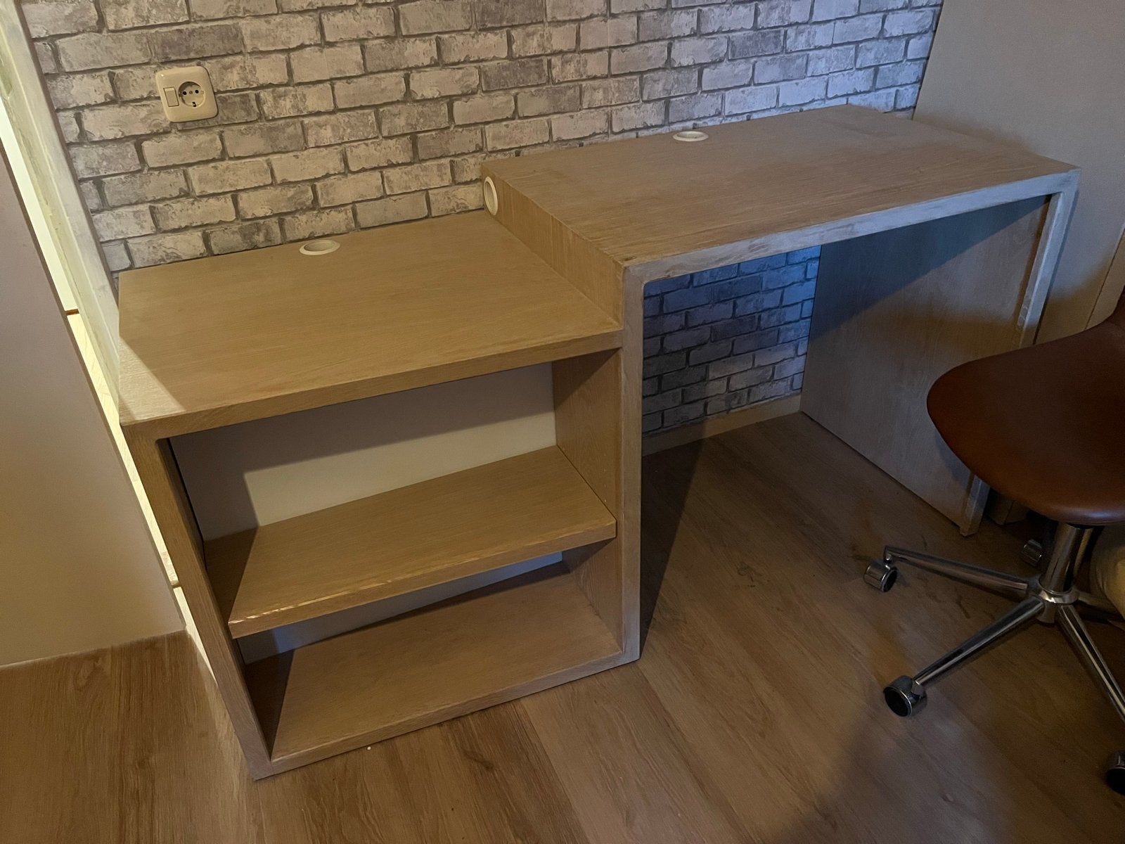 Degelijk bureau met aparte PC-kast en kabelgaten, Ophalen, Gebruikt, Hout, Kabelgoot