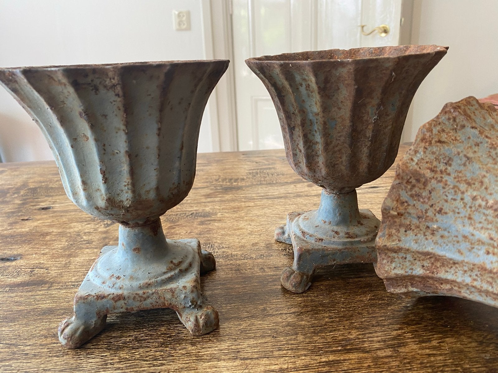Brocante Gietijzeren Tuinvaasjes op Leeuwenpootjes, Antiek en Kunst, Ophalen of Verzenden