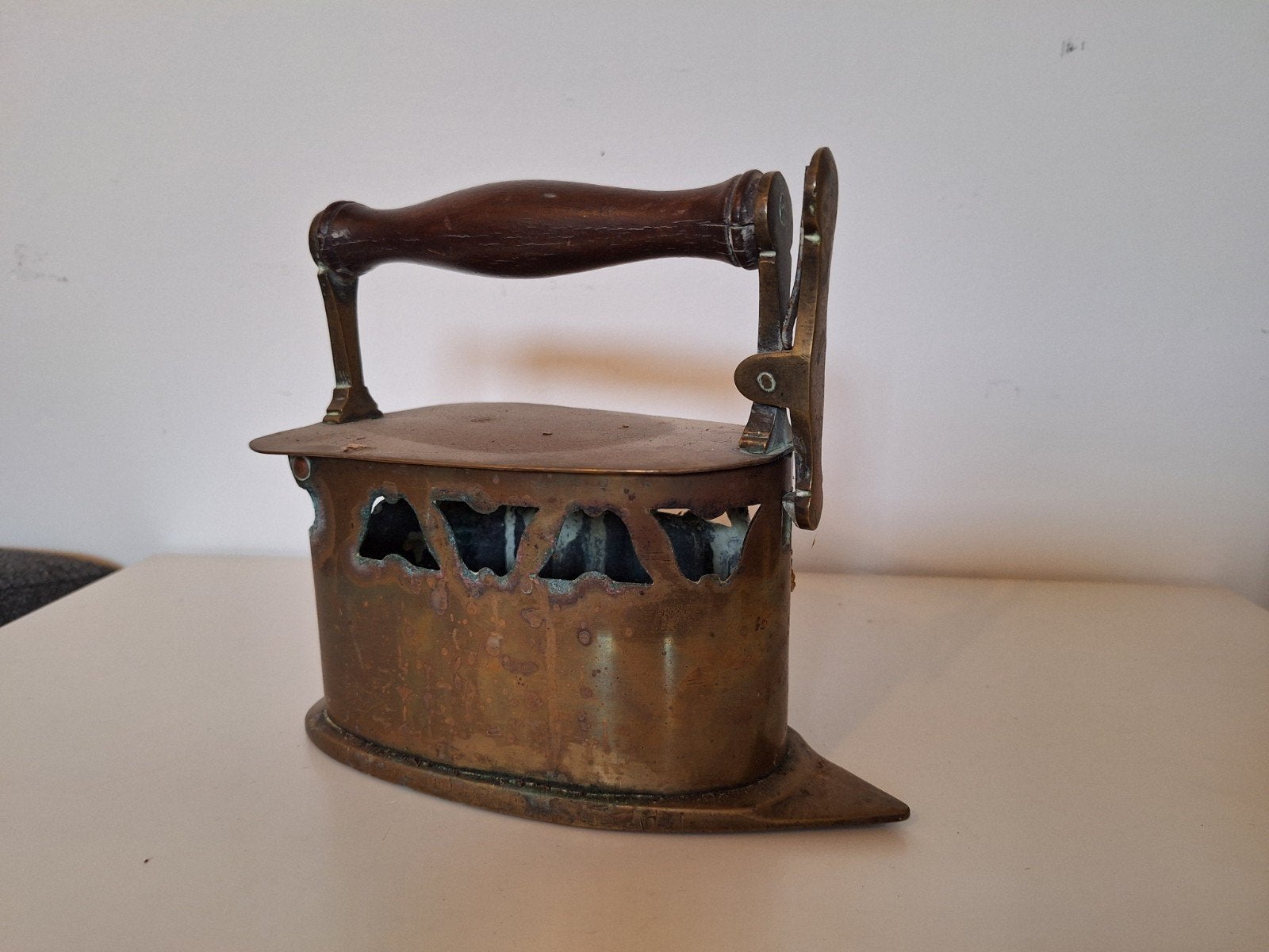 Antiek koperen strijkijzer met houten handvat, Antiek en Kunst, Ophalen of Verzenden