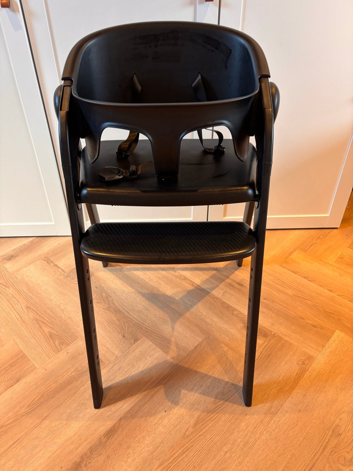 Deryan meegroei kinderstoel met eetblad en gordel, zwart, Kinderen en Baby's, Kinderstoelen, Ophalen, Nieuw, Meegroeistoel, Aanschuifbaar