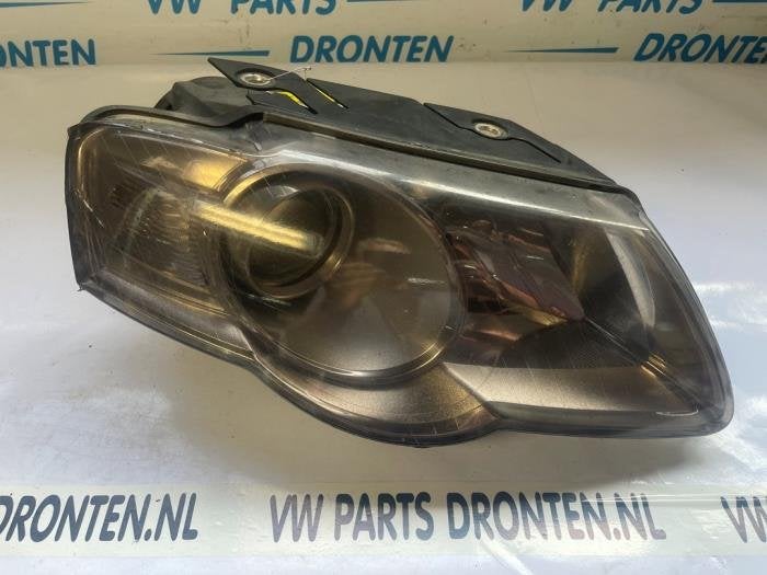 Koplamp rechts van een Volkswagen Passat