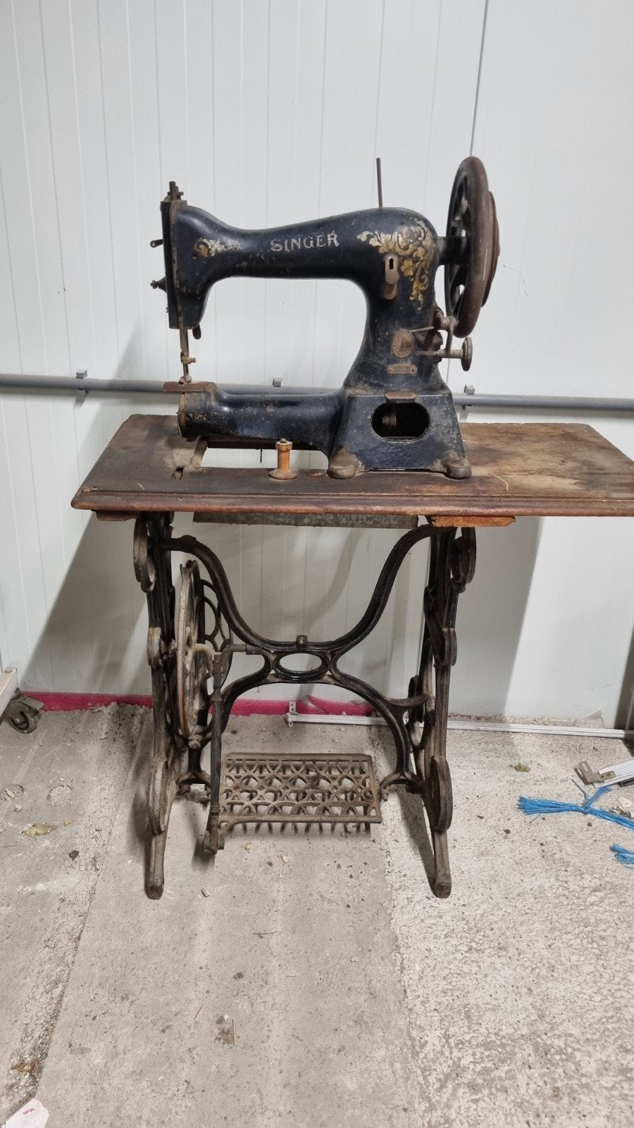 Antieke Singer naaimachine op tafel, Antiek en Kunst, Antiek | Naaimachines, Ophalen