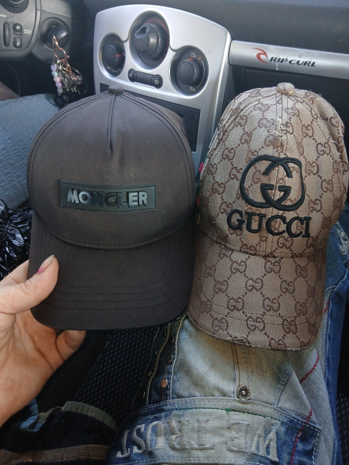 Moncler en Gucci petten - Stijlvolle hoofddeksels, Moncler, Gucci, Pet, Gedragen, One size fits all