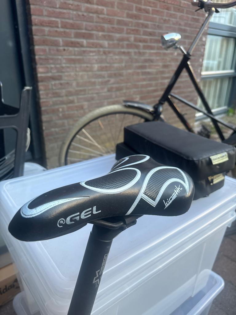 Fietszadel met zadelpen - Zo goed als nieuw, Fietsen en Brommers, Fietsonderdelen, Ophalen, Stadsfiets, Kunststof, Zo goed als nieuw