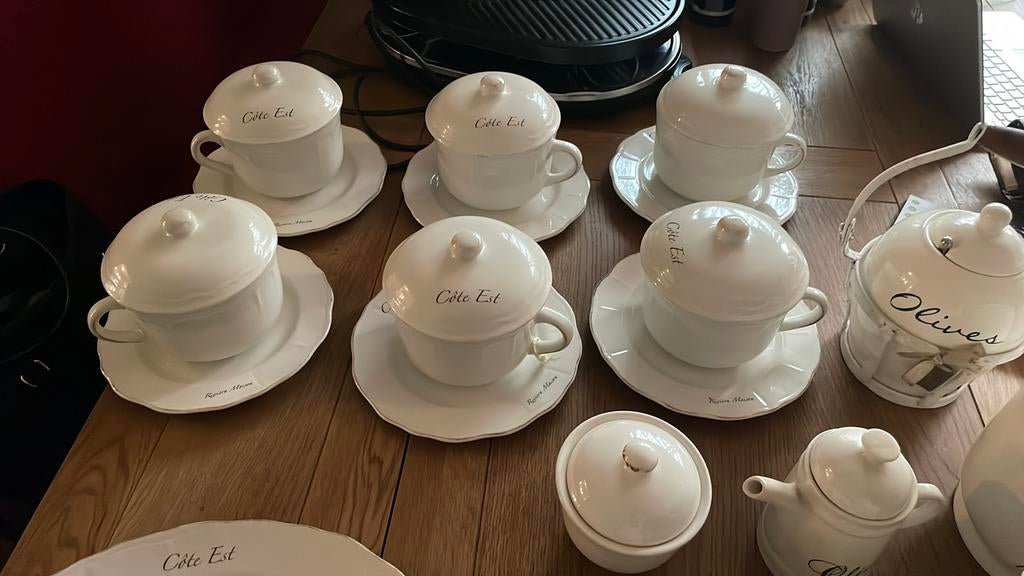 Soepkommen met deksel en bord riviera maison, Ophalen of Verzenden, Porselein, Overige stijlen, Kom(men)