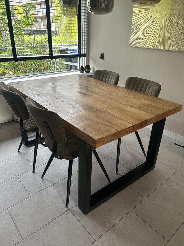 Mangohouten eettafel 160 x 100 met vier eetkamerstoelen, Ophalen, 50 tot 100 cm, Zo goed als nieuw, Modern, strak, robuust