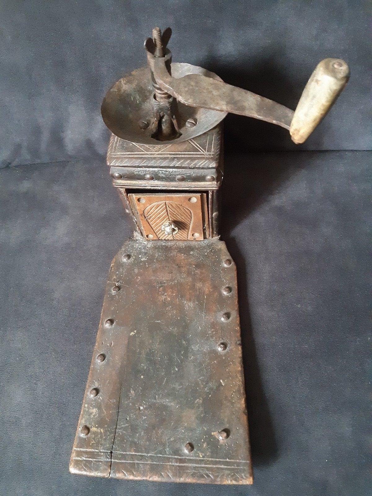Antieke (schoot)koffiemolen,lang voorstuk, mooie details,, Ophalen of Verzenden
