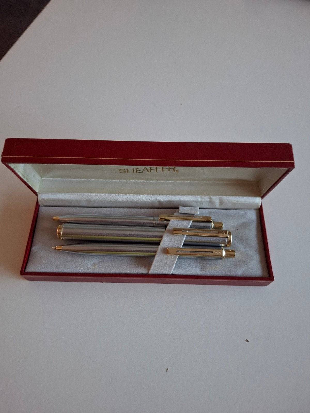 Doosje met 3 pennen. Sheaffer., Ophalen of Verzenden, Balpen, Overige merken