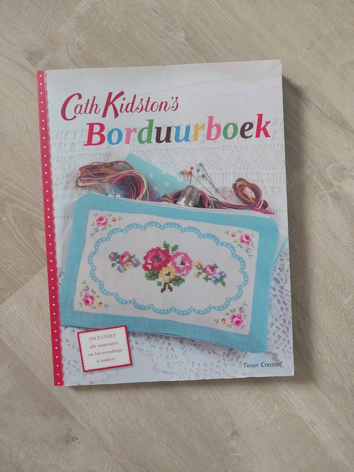 Cath Kidston's borduurboek met DIY tasje (borduren bloemen), Boeken, Ophalen of Verzenden, Nieuw, Borduren en Naaien, Cath Kidston