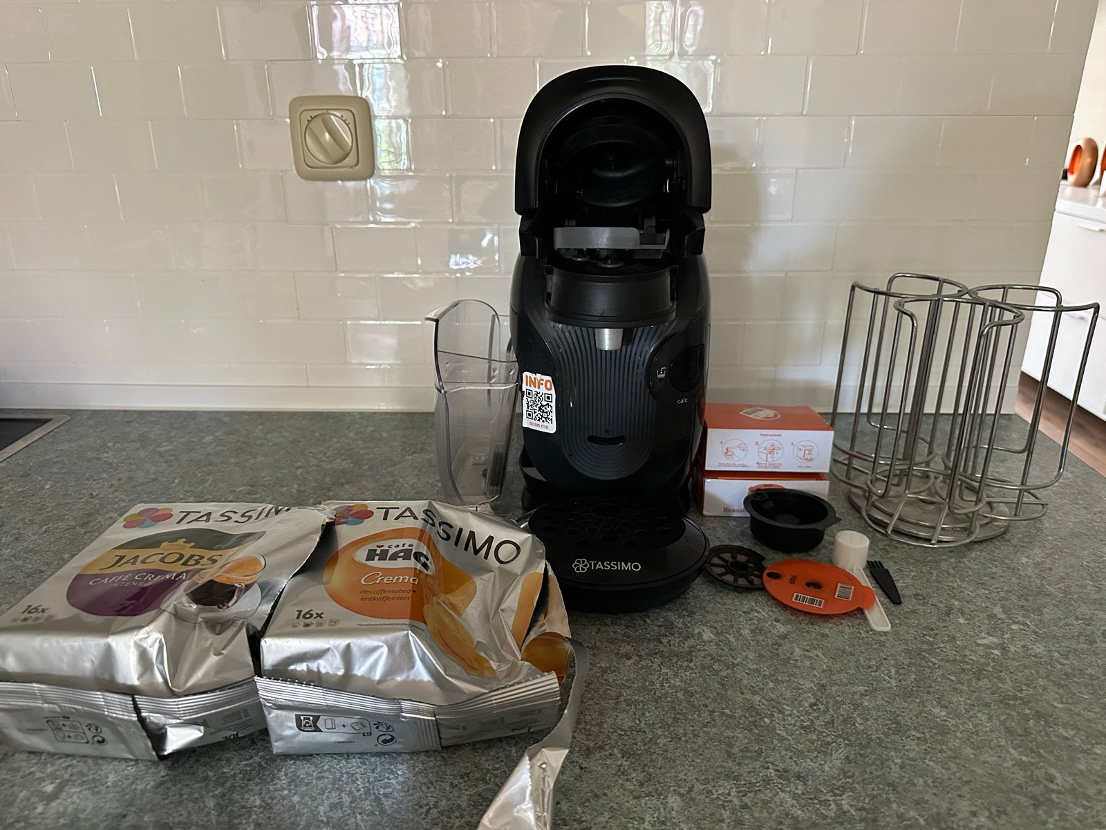 Bosch Tassimo koffiemachine + herbruikbare capsules & rekje, Witgoed en Apparatuur, Koffiezetapparaten, Ophalen, Afneembaar waterreservoir