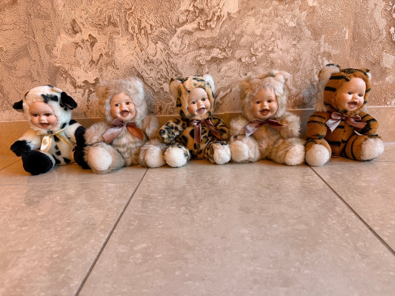 Schattige babypoppen in dierenpakjes - set van 5, Verzamelen, Poppen, Ophalen of Verzenden, Zo goed als nieuw, Babypop