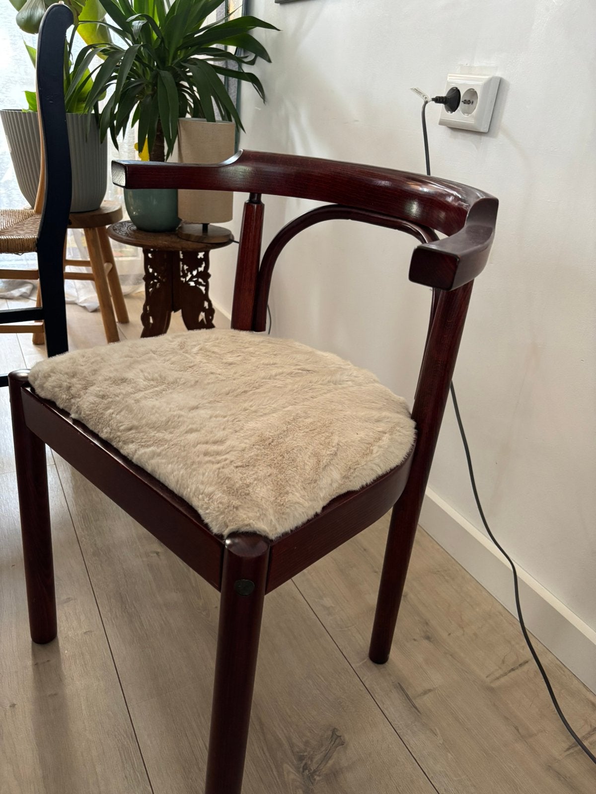 3 Engelse, houten stoelen met fluffy zitting, Huis en Inrichting, Stoelen, Ophalen, Gebruikt, Rood, Engels