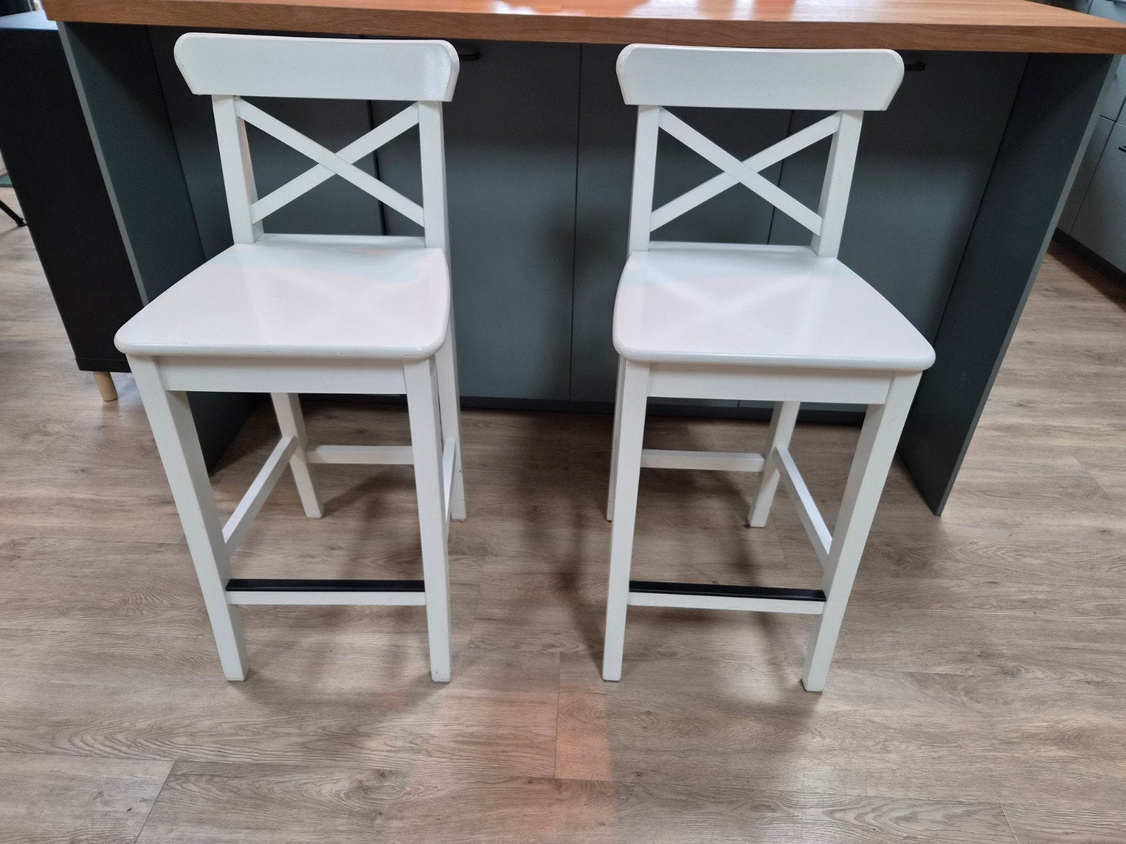 IKEA witte barkrukken (2 stuks), Huis en Inrichting, Ophalen, Gebruikt, Met voetsteun, 90 cm of meer