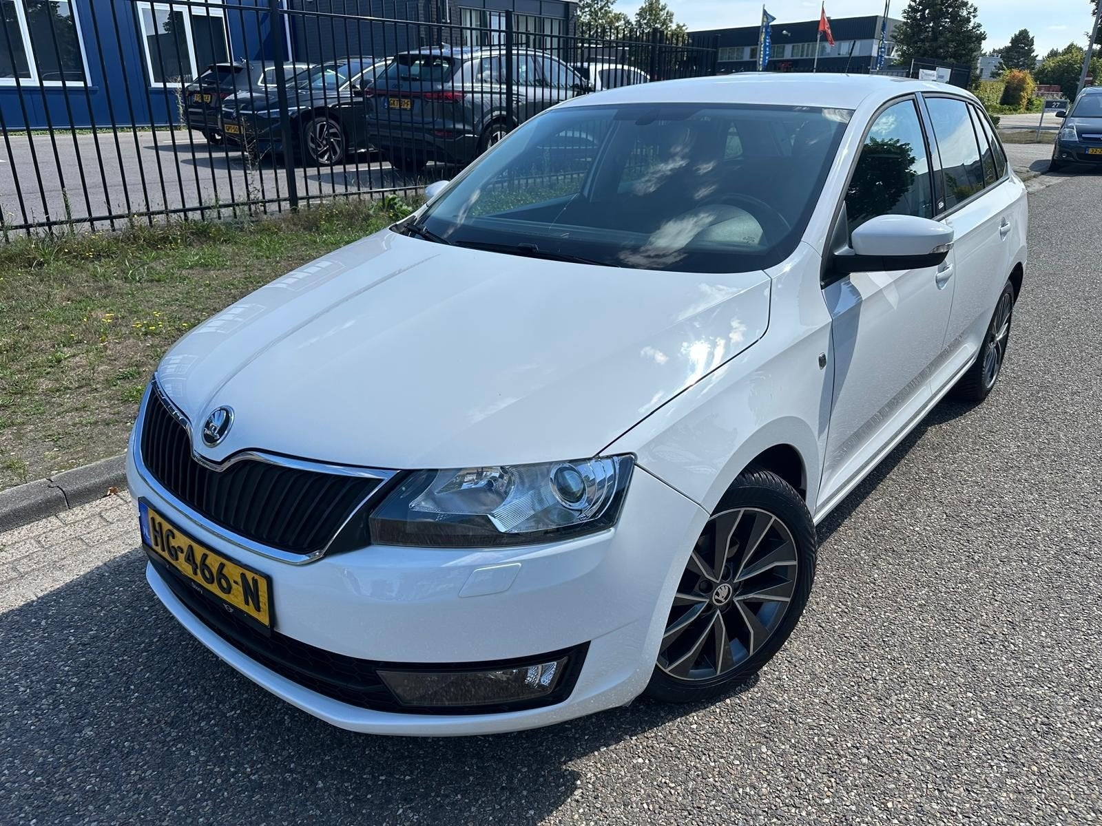 Skoda Rapid 1.2 TSI 66KW Spaceback Dsg7 2015 Wit, Auto's, Stof, Achteruitrijcamera, 4 cilinders, Origineel Nederlands