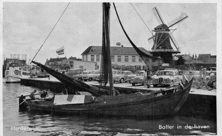 Harderwijk botter in de haven met molen & Volkswagen Kever, Verzenden, 1940 tot 1960, Gelopen, Gelderland