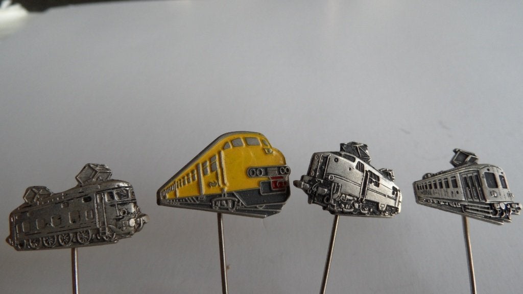 Spoorwegen NS treinen speldjes 4 x, Verzamelen, Speldjes, Pins en Buttons, Verzenden, Gebruikt, Transport, Speldje of Pin