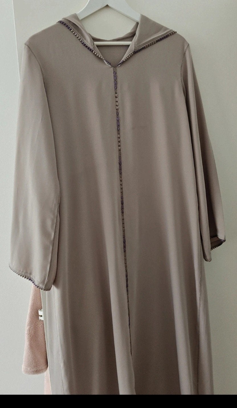 Mooie Djellaba met Paarse Randa Bewerking, Kleding | Dames, Ophalen of Verzenden, Zo goed als nieuw, Paars, Onder de knie