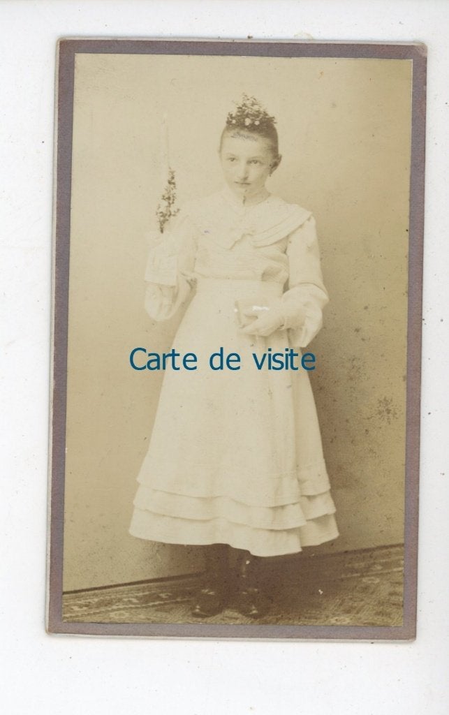P63; Antieke Carte de Visite: Meisje met Kaars, Atelier Hoch, Verzamelen, Foto, Ophalen of Verzenden, Zo goed als nieuw, Voor 1940