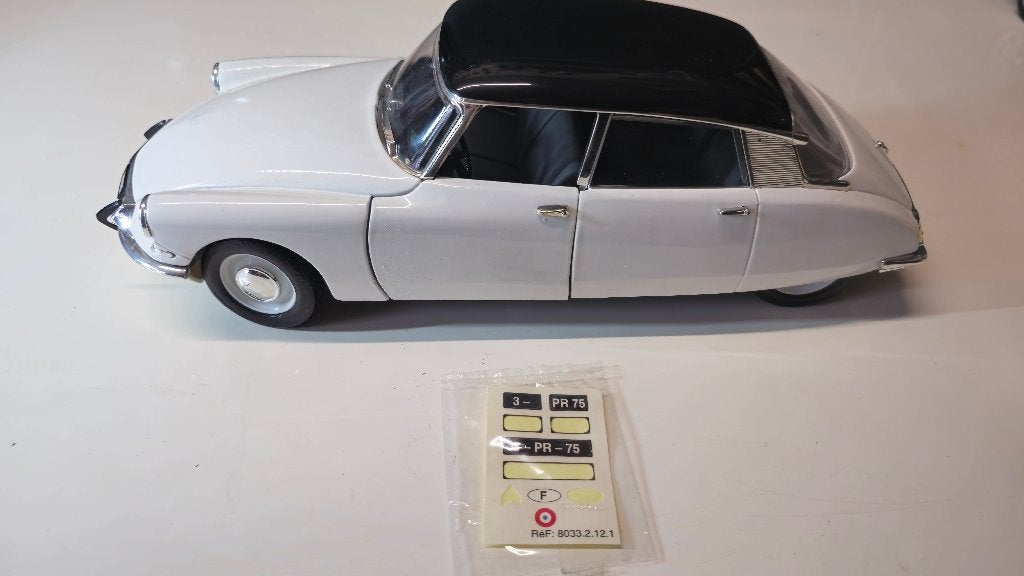 citroen ds-19 1963 met stickervel kleur wit solido 1:18, Hobby en Vrije tijd, Modelauto's | 1:18, Ophalen, Gebruikt, Auto, Solido